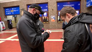 Muž bez rúška fajčil pri zástavke. Policajti netušili, že ide o vodiča MHD a nasadili mu putá