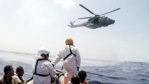 Pri Líbyi sa prevrátil čln s utečencami. Hľadajú asi 200 migrantov