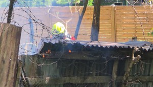 V Petržalke horí objekt na uskladnenie dreva, na mieste zasahujú hasiči