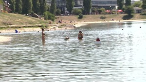 Skôr než skočíte do jazera, presvedčte sa, či je voda v poriadku. Teplo podporuje rast škodlivých organizmov