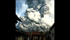 VIDEO: V Indonézii sa prebrala sopka k životu. Chrlila popol až do výšky 7 kilometrov