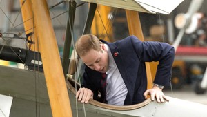 Princ William v sebe nezaprel pilota, chcel sa natlačiť do lietadla...