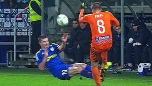 Gubov prvý gól v Ekstraklase zatienil brutálny faul Božoka