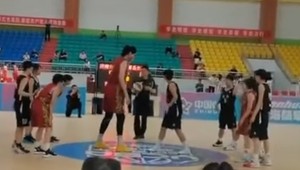 Mladá čínska basketbalistka je o pol metra vyššia od súperiek