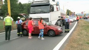 Kamión mal auto v mŕtvom uhle, zrazili sa