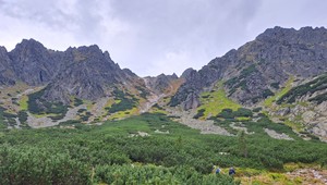 Jesenný pokoj v horách: Prázdne chodníky a príroda pripravujúca sa na zimu