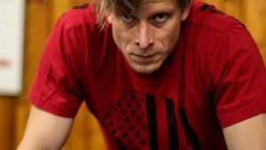 Rozcuchané vlasy a blažený výraz: Novopečený otecko Juraj Bača sa poriadne odviazal!