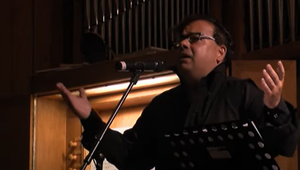 Robí mu peklo! Českého speváka prenasleduje matka, opustila ho pritom krátko po narodení!