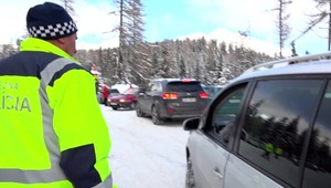 Nielenže nerešpektoval výzvu, autom dokonca do policajta narazil