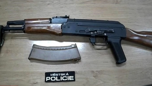 Opitý muž ohrozoval ľudí na stanici. Mieril na nich strelnou zbraňou