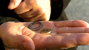Falošné euromince už aj v Bratislave. Sú to obrúčky a vnútra