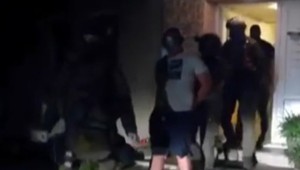 Rukojemnícka dráma: Muž držal novorodenca pri okne a vyhrážal sa, že ho zabije