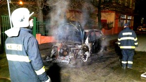 Podpaľači úradovali v Bratislave aj Košiciach. Zhorela dodávka a luxusné auto