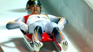 Vo Winterbergu jubilejný triumf Zöggelera, Ninis 16.