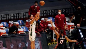 Dva rekordy NBA za týždeň. Rozprávkové trojky aj polčasová demontáž