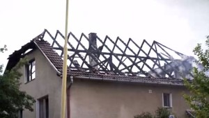 Boli na záhrade a nevideli, že im horí strecha. Plamene siahali do niekoľkých metrov