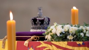 Londýn žiali, kráľovná sa vydala na poslednú cestu. Žialiaci Harry a William kráčali spolu s otcom