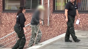 Agresívny dôchodca sa vyhrážal manželke smrťou. Ohrozoval ju nožom, vyhadzoval ju z bytu a nadával jej