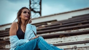 Miluje ich JLo, Hailey Bieber aj Bella Hadid: Tieto džínsy sú TOP trendom sezóny