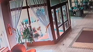 VIDEO: Vodička si pomýlila plyn s brzdou. Auto v centre Košíc vrazilo do malého dievčatka