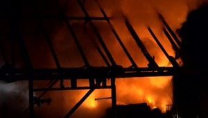 Z pozemku šľahali niekoľkometrové plamene. Pri rozsiahlom požiari zasahovali 3 posádky