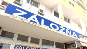 Maskovaný muž prepadol v hlavnom meste záložňu