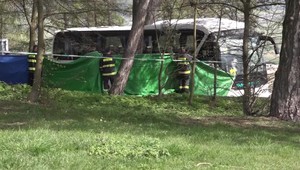 Tragédia na ceste za vierou: Mladí ľudia zostali zakliesnení pod autobusom, hlásia 3 obete