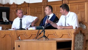 Dvaja policajti idú za korupciu za mreže. Za úplatok ponúkli zničenie dôkazov