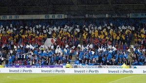 Autobus so škótskymi fanúšikmi vzbĺkol počas cesty zo zápasu