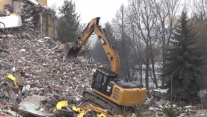 Za pár hodín prišli ľudia z prešovského paneláka o všetky spomienky. Sutiny dýchajú smútkom a spomienkami