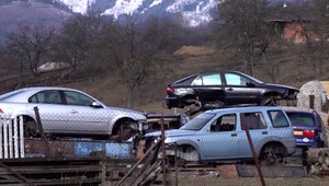 Razia na vrakovisku. Podľa informácií TV JOJ šlo o likvidácie nebezpečného odpadu