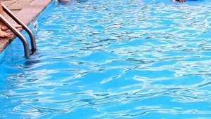 Dieťa (1) spadlo do bazéna, je v kritickom stave