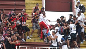 VIDEO: Traja vážne zranení fanúšikovia po bitke na tribúne v Brazílii