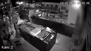AUTENTICKÉ VIDEO: Zlodeji vykradli v Košiciach zlatníctvo. Zvládli to za neuveriteľnú minútu