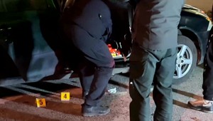 Akcia ako z filmu: Drogy a peniaze pred nákupným centrom