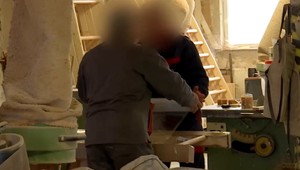 Zjavne opitý zamestnanec dostane ešte aj 10 tisíc eur