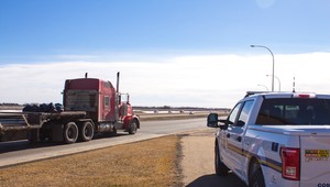 Prevážali v záhadnej Oblasti 51 lietajúci tanier? Množstvo ľudí analyzuje zábery z TikToku