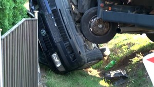 Automobil skončil pod nákladným autom. Vodiča údajne oslepilo slnko