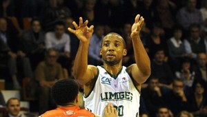 VIDEO. Ako slepé kura k zrnu. Z prihrávky bol nevídaný kôš!