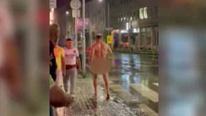 Pamätáte si ho? Muž z virálneho videa, kde behal nahý po ulici, má ďalší problém