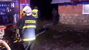 V plameňoch zahynuli jej tri deti. Polícia z požiaru obviňuje matku