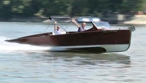 Vlastnoručne vyrobený motorový čln ako z Bondovky