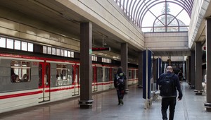 Tragédia v pražskom metre: Muž neprežil pád pred prichádzajúcu súpravu