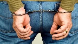 Opitý muž vyzýval policajtov na súboj a chcel na nich poštvať imaginárneho psa