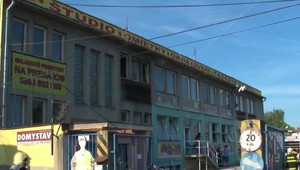 Zlodej, ktorý brutálne zbil a podpálil zamestnanca prievidzskej firmy, je stále na slobode