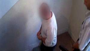 Kukláči chytili policajta. Starenku olúpil o 5 eur!