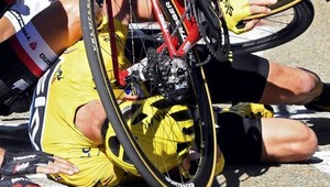 Froome bežal do cieľa bez bicykla, napokon zostal v žltom