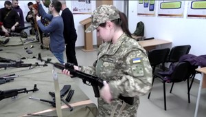 Ukrajinské ženy dostali do rúk samopal, guľomet či granáty, pripravujú sa na najhoršie