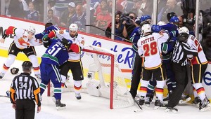 Zarobil si! Tréner Calgary s päťdesiattisícovou pokutou za bitku