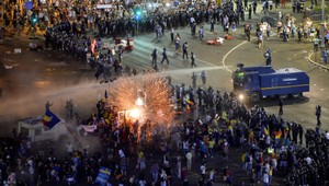 Hádzali na policajtov kamene, fľaše a aj dymovnice. Pri protivládnom proteste sa zranilo 440 ľudí